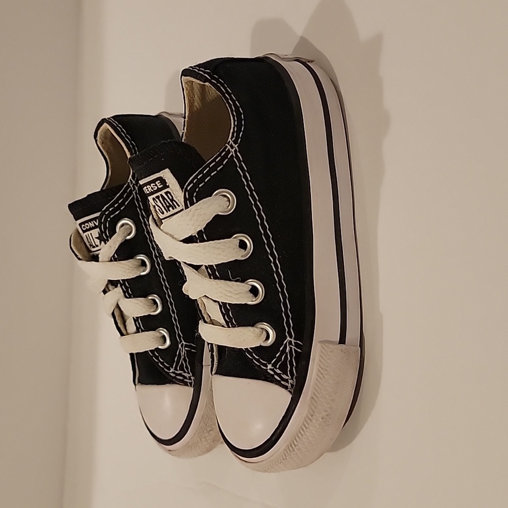 Converse low top kids baby size 5 black chuck Taylor sneakers